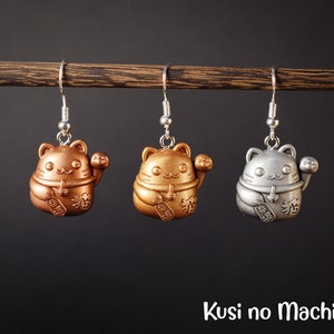 Manekineko hanger oorbel Gelukskat.