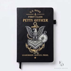 Peut inclure: Un carnet noir arborant l'emblème doré de First Class Petty Officer de l'U.S. Navy. Le motif comprend un aigle, une ancre, une boussole et trois chevrons. Le texte indique U.S. NAVY, FIRST CLASS PETTY OFFICER et LEADERSHIP. SERVICE. PRIDE.