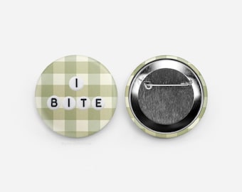 Badge I Bite Button, Letter Bead Button, oeuvre d'art originale, illustration, autocollants originaux, épingles vichy au dos, petit artiste, coquette