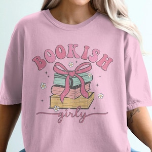 Comfort Colors 本好きのガーリーなTシャツ。かわいいグラフィックTシャツ。ギフトに。読書にぴったりの心地よいTシャツ。読書好きのベストセラー。女性ファッション。