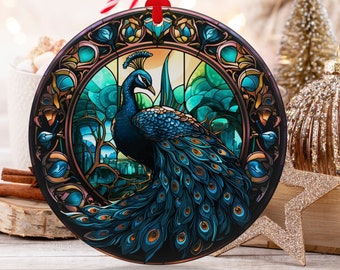 Könnte beinhalten: Ein runder Weihnachtsbaumschmuck mit einem Buntglasdesign eines Pfaus mit blauen und grünen Federn. Der Schmuck ist von einem goldenen Rahmen mit filigranen Details umgeben.