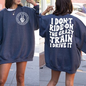 面白い名言Tシャツ、クレイジートレインに乗るのではなく、運転する、ユーモラスなグラフィックTシャツ、トレンディなギフトシャツ、気の利いた言葉のアパレル