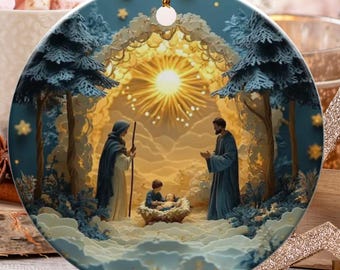 Puede incluir: Adorno navideño redondo con una escena del nacimiento de Jesús. El adorno presenta el nacimiento de Jesús con una brillante luz dorada de fondo. El adorno está colgado de un cordón dorado.