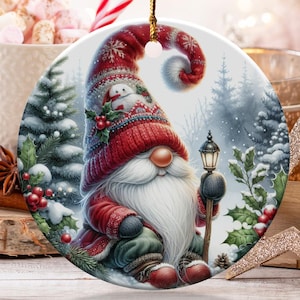 Ornamento gnomo, ornamento natalizio, decorazioni natalizie, scena invernale, gnomo carino, decorazione festiva, gnomo con lanterna, albero di Natale, regalo