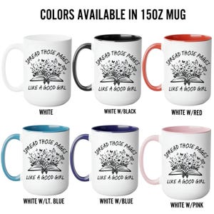 Puede incluir: Tazas de cer&aacute;mica blancas con asas y bordes interiores de diferentes colores. Cada taza presenta el texto "SPREAD THOSE PAGES LIKE A GOOD GIRL" con un dise&ntilde;o floral y de mariposas. Los colores disponibles son blanco, negro, rojo, azul claro, azul y rosa.