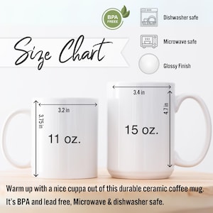 Puede incluir: Dos tazas de caf&eacute; de cer&aacute;mica blanca con medidas. La taza m&aacute;s peque&ntilde;a mide 8,1 cm de ancho y 9,5 cm de alto, con capacidad para 312 g. La taza m&aacute;s grande mide 8,6 cm de ancho y 12 cm de alto, con capacidad para 425 g. Texto: "Size Chart", "Dishwasher safe" y "Microwave safe".