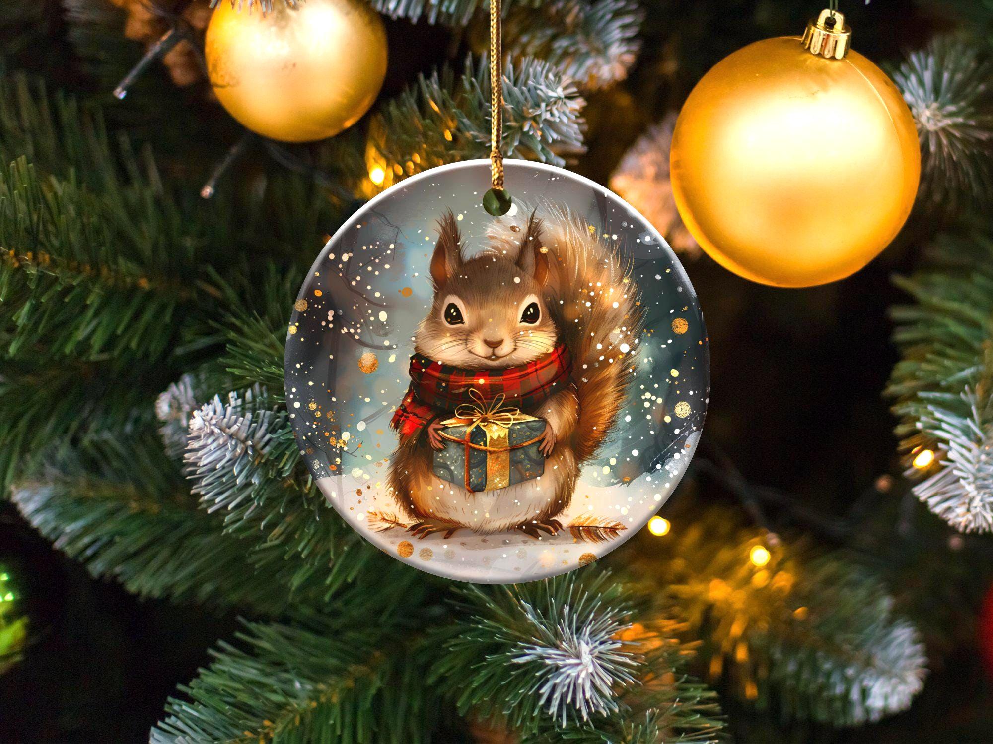 かわいいリスがギフトオーナメントを持っている、冬のホリデー
