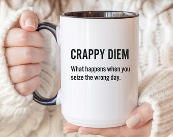 Taza de café divertida, taza con frase "Crappy Diem", regalo novedoso para la oficina, taza sarcástica, taza humorística para la mañana, regalo de broma para amigos, chiste de "Aprovecha el día".