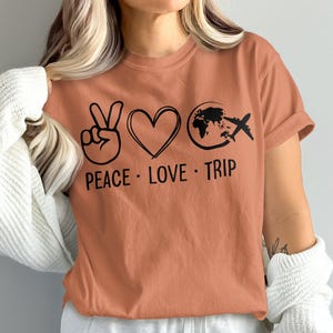 平和と愛の旅Tシャツ、旅行Tシャツ、飛行機Tシャツ、地球儀Tシャツ、バケーションシャツ、アドベンチャーシャツ、旅行者への贈り物