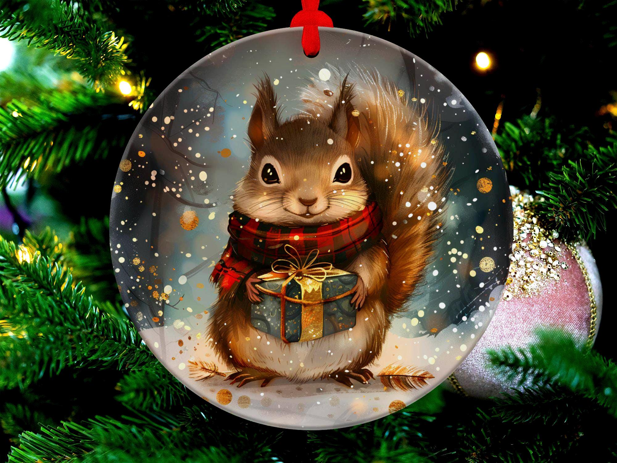 かわいいリスがギフトオーナメントを持っている、冬のホリデー