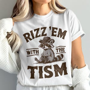 Comfort Colors Rizz'em With The Tism Tシャツ、面白いアライグマのグラフィックTシャツ、かわいい動物のしゃれシャツ、トレンディでユニークなギフトアイデア、クールなサマートップス