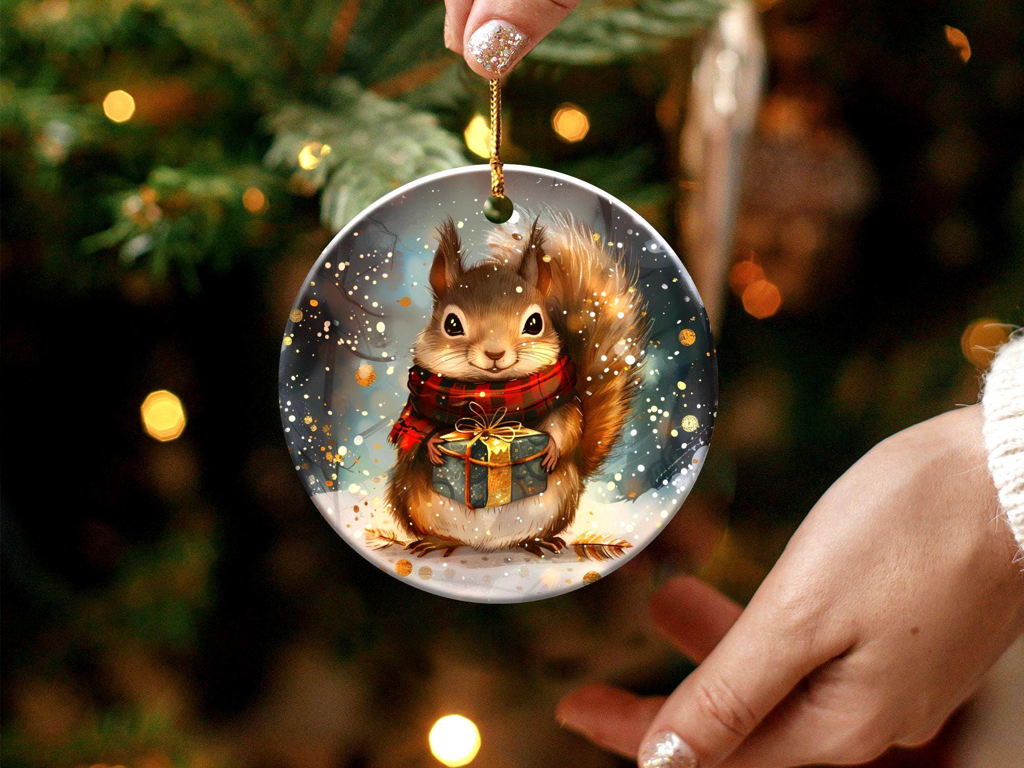 かわいいリスがギフトオーナメントを持っている、冬のホリデー