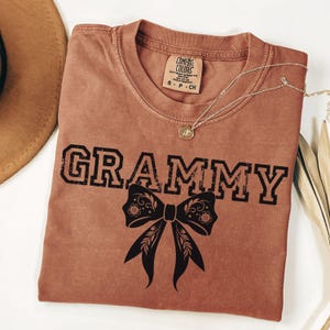Camiseta con lazo de Grammy, regalo para abuela, camiseta para el Día de la Madre, camiseta para Nana, lazo floral, regalo para abuela, el mejor Grammy de la historia, letras grunge