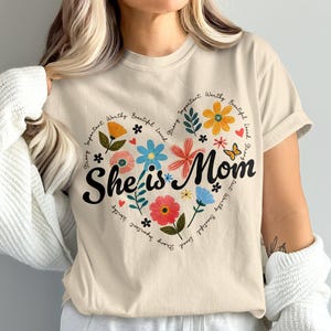 Comfort Colors She is Mom Tシャツ、美しい花柄ハートグラフィック、母の日ギフト、レディースファッションTシャツ、ママカジュアルウェア、ママへの感謝