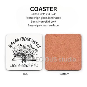 Puede incluir: Posavasos cuadrado con una parte superior blanca con el texto "SPREAD THOSE PAGES LIKE A GOOD GIRL" y una ilustraci&oacute;n de un libro abierto, flores y mariposas. La parte posterior es de corcho, mide 9,5 x 9,5 cm.