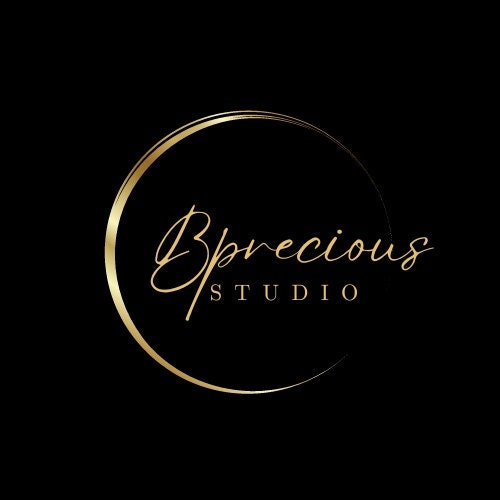 かわいいリスがギフトオーナメントを持っている、冬のホリデー