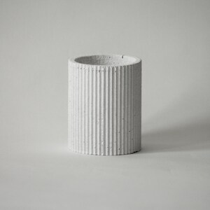 Toothed candle holder in sandblasted white concrete