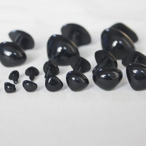 May include: Assortment of black plastic safety eyes for stuffed animals and crafts. The eyes come in various sizes with a screw-on back.