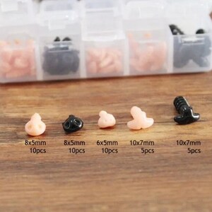 May include: Five different sizes of plastic safety eyes for stuffed animals. The eyes are in a clear plastic container with a black lid. The sizes are 8x5mm, 8x5mm, 6x5mm, 10x7mm, and 10x7mm. The number of eyes in each size is 10pcs, 10pcs, 10pcs, 5pcs, and 5pcs.
