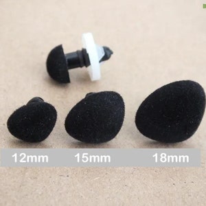 Può includere: Tre toppe per occhi in feltro nero di diverse dimensioni: 12 mm, 15 mm e 18 mm. Le toppe hanno una forma ovale e una texture liscia e vellutata.