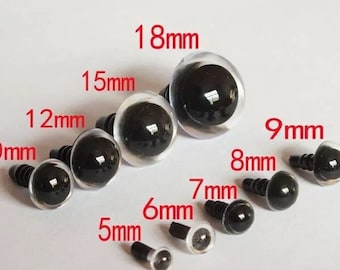 Op de afbeelding: Assortiment van zwarte kunststof veiligheidsogen voor knutselen, variërend in grootte van 5 mm tot 18 mm. De ogen hebben een transparante kunststof koepel en een zwarte kunststof achterkant met een schroefpost.