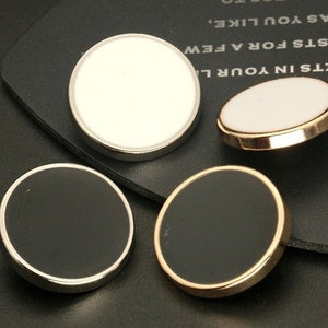 サイズ 11 mm 15 mm 18 mm 20 mm 23 mm 25 mm ブラック/ホワイト 裏地付き メタルシャンクボタン - 2デザインオプション - 6個/10個