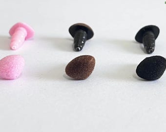50 narices de seguridad triangulares diminutas de 10 mm en color negro, rosa y marrón con arandela. Ideal para hacer muñecos de peluche amigurumi.