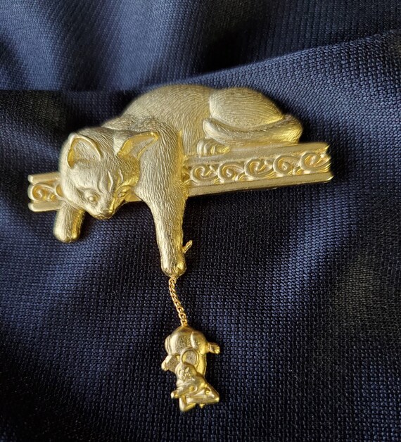 Cat playing with mouse pin, Vintage Collectible - image 2