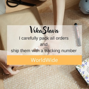 Op de afbeelding: Een persoon verpakt zorgvuldig een bruin papieren pakket op bubbeltjesplastic. De tekst "Vika Slava" staat bovenaan, met de tekst "Ik pak alle bestellingen zorgvuldig in en verzend ze met een trackingnummer WorldWide". Een kleine kaart met bloemen is zichtbaar.