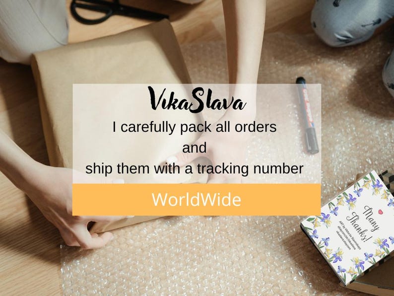 Op de afbeelding: Een persoon verpakt zorgvuldig een bruin papieren pakket op bubbeltjesplastic. De tekst "Vika Slava" staat bovenaan, met de tekst "Ik pak alle bestellingen zorgvuldig in en verzend ze met een trackingnummer WorldWide". Een kleine kaart met bloemen is zichtbaar.