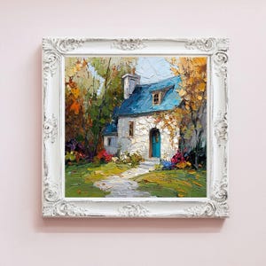 Op de afbeelding: Olieverfschilderij van een schilderachtig huisje met een blauw dak en deur, gelegen in een weelderige tuin. Het kunstwerk is ingelijst in een witte, sierlijke, vintage-stijl lijst. Het schilderij toont een stenen pad dat naar het huisje leidt, omgeven door kleurrijk gebladerte.