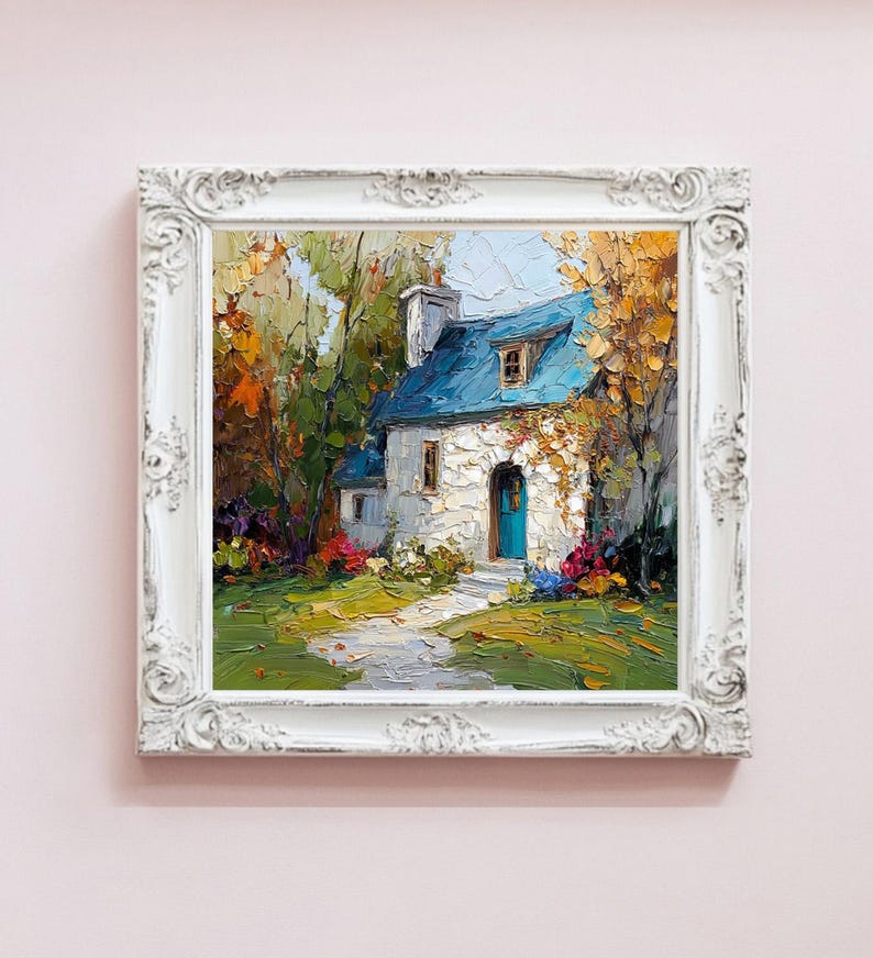 Op de afbeelding: Olieverfschilderij van een schilderachtig huisje met een blauw dak en deur, gelegen in een weelderige tuin. Het kunstwerk is ingelijst in een witte, sierlijke, vintage-stijl lijst. Het schilderij toont een stenen pad dat naar het huisje leidt, omgeven door kleurrijk gebladerte.