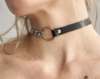 Choker with chain and o-ring, leather choker, collar with o-ring, biker choker, kitty collar with o-ring, choker for woman.