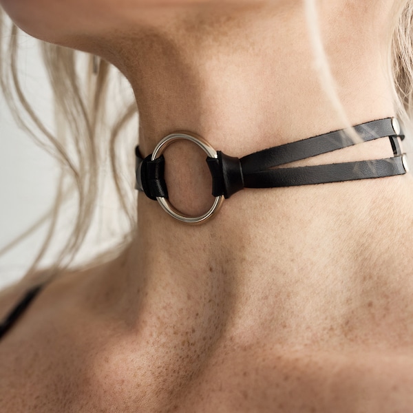 Leather choker with o-ring, leather choker, collar with o-ring, choker, kitty collar with o-ring, double stripe leather choker.