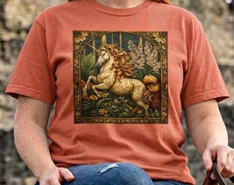 Camiseta vintage con ilustración de unicornio y bosque / Arte natural de caballos míticos