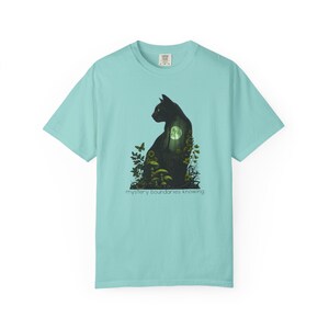 神秘的な猫のシルエットTシャツ、ガーメントダイのコンフォートカラー、コテージコアフォレストプリント