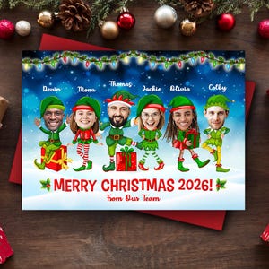 Puede incluir: Una tarjeta de Navidad personalizada con seis elfos de dibujos animados con rostros realistas y los nombres Devin, Mona, Thomas, Jackie, Olivia y Colby. El texto dice Merry Christmas 2026! From Our Team sobre un fondo azul nevado con luces.