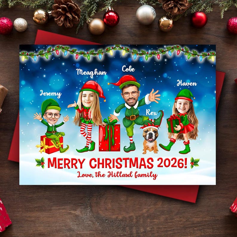 Puede incluir: Una tarjeta de Navidad personalizada con ilustraciones de dibujos animados de cuatro personas y un perro vestidos de elfos. El texto dice Merry Christmas 2026! Love, the Hillard family, con los nombres Jeremy, Meaghan, Cobe y Haven sobre un fondo azul.