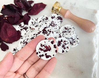 Lacre de cera com pétalas de rosa secas e adesivo | Flores secas | Lacre de cera com rosas vermelhas aveludadas | Adesivos para lacre de cera | Lacre de cera para convite