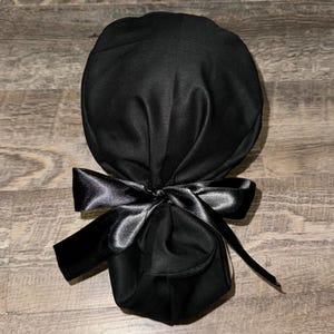 Satin gefütterte Peeling-Kappe Pferdeschwanz seidengefütterte Peeling-Kappe Peelingmützen für Frauen Pferdeschwanz Peeling-Kappe Satin gefütterte Peeling-Kappe schwarz bestickt