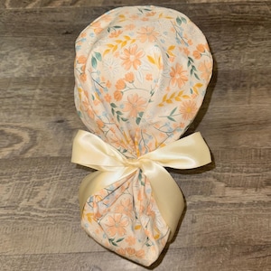 Casquette de gommage doublée de satin queue de cheval Casquette de gommage doublée de soie bonnets de gommage pour femme casquette de gommage queue de cheval Casquette de gommage satinée Casquette de gommage en soie fleurs beiges