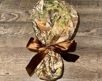 Camouflage-satijnen gevoerde operatiemuts, operatiemuts voor paardenstaart, gepersonaliseerde operatiemuts, op maat gemaakte operatiemuts met satijnen voering en borduurwerk, cadeau voor dames, verpleegster