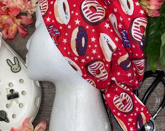 Patriottische Donuts - Satijnen gevoerde operatiemuts, operatiemuts voor paardenstaart, gepersonaliseerde operatiemuts voor dames, op maat gemaakte operatiemuts met satijnen voering, geborduurd cadeau voor verpleegkundigen