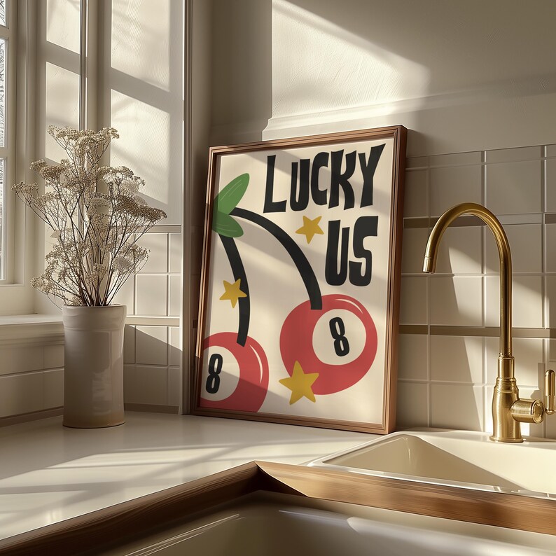Może przedstawiać: Biało-brązowy plakat z tekstem "Lucky Us" i grafiką dw&oacute;ch wiśni z numerem 8. Wiśnie są zielone, czerwone i ż&oacute;łte.