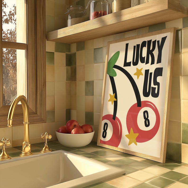 Może przedstawiać: Biały wydruk w ramie z czarno-białą ilustracją wiśni z napisem "Lucky Us" i numerem "8". Wiśnia jest czerwona z zielonymi liśćmi i czarną szypułką.