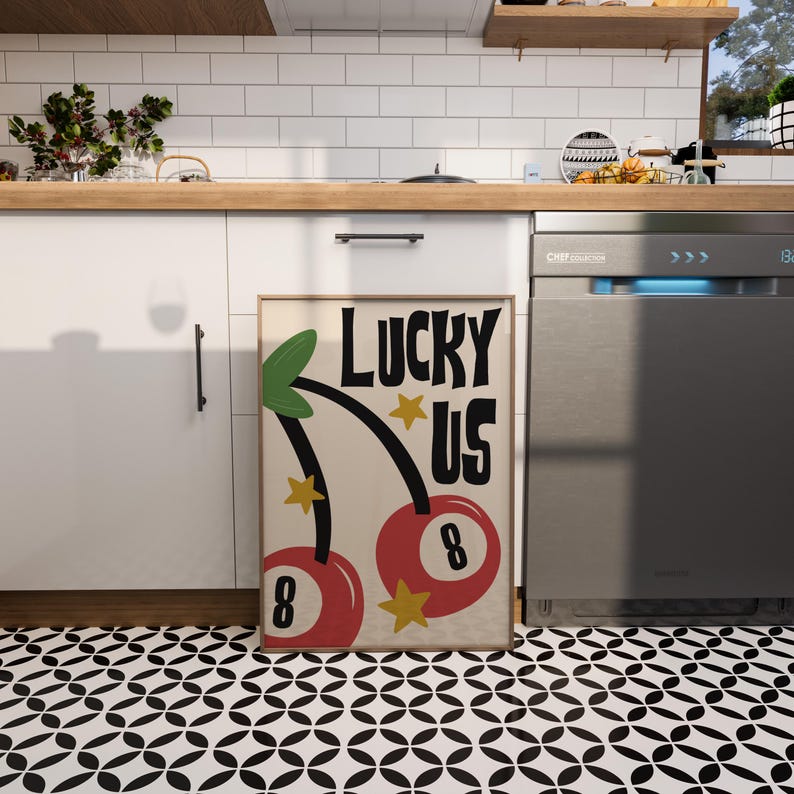 Może przedstawiać: Kremowy plakat z tekstem "Lucky Us" czarnymi literami. Przedstawiono dwie czerwone wiśnie z zielonymi szypułkami i ż&oacute;łtymi gwiazdami, każda z białą cyfrą "8".