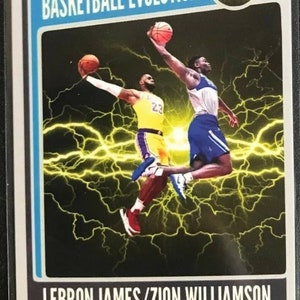 Pu&ograve; includere: Una carta da collezione di basket con LeBron James e Zion Williamson in una posa dinamica, con fulmini gialli sullo sfondo. Il titolo della carta recita "Basketball Evolution" e i nomi dei giocatori sono elencati sotto: "LeBron James/Zion Williamson".
