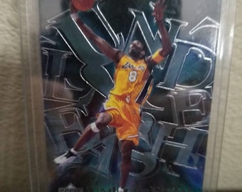 Kobe Bryant. Cinco veces campeón de los Lakers y la NBA, y uno de los cinco mejores jugadores de todos los tiempos con los LA Lakers. ¡Salón de la Fama de la NBA 2020! Inserción holográfica de Kobe Mint.