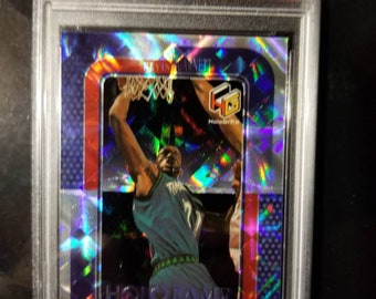 Kevin Garnett campione NBA e MVP! Timberwolves Boston Celtics. Hall of Fame NBA 2020. 1999 UD Hologrfx Holofame Refractor! PSA 8!