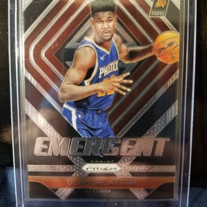 Deandre Ayton! Phoenix Suns is de nummer 1 van de meest opwindende jonge NBA-ster. Beginner van 2017 en toekomstige all star. Opkomende rookie panini prizm!